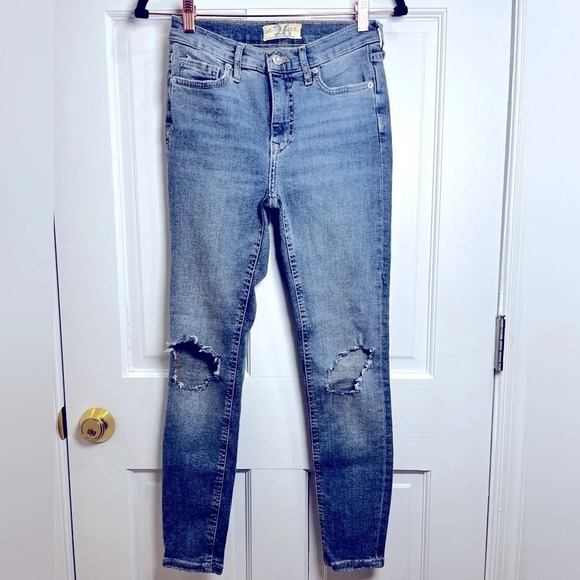 We the free size 26 distressed skinny high rise jeans in excellent condition​ - Picture 4 of 5